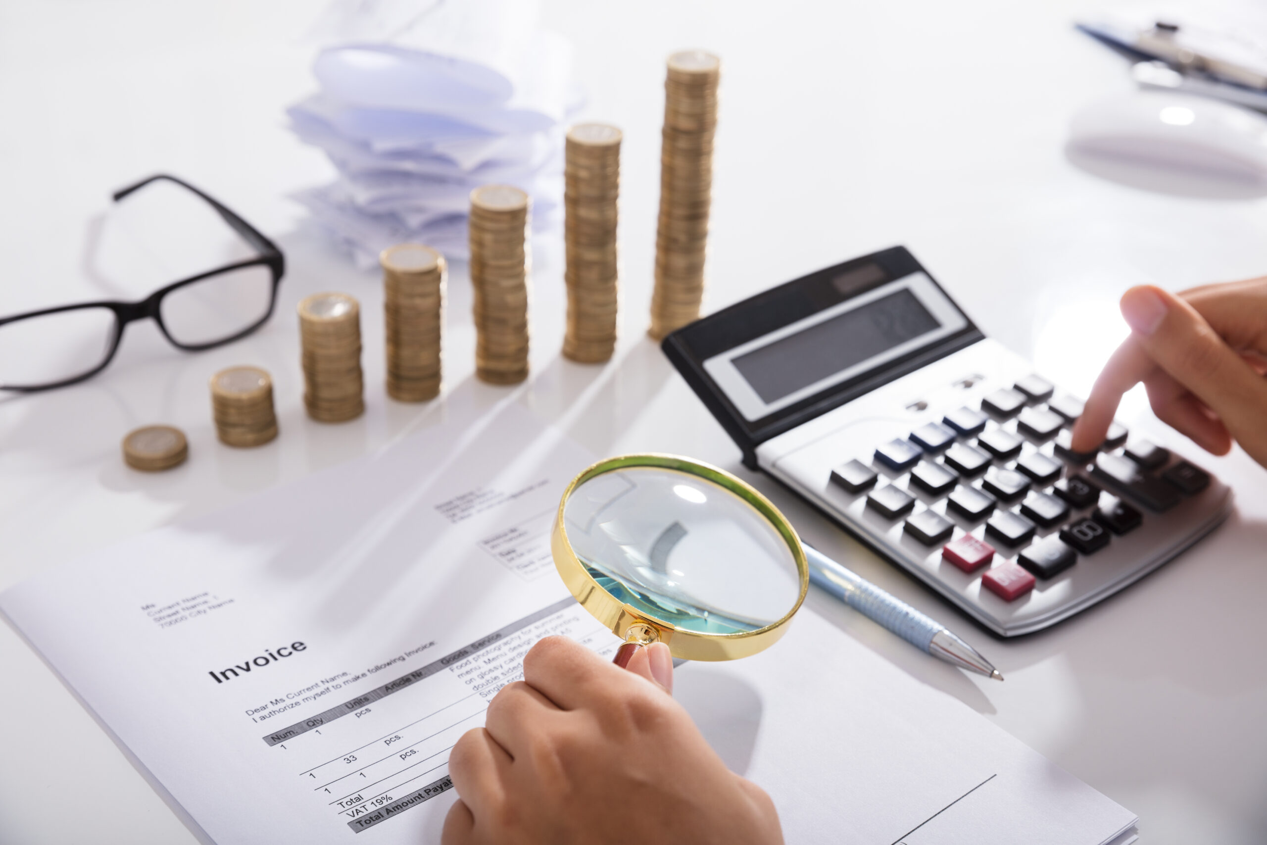 Präzise Rechnungsprüfung für Ihre Absicherung Makler überprüft eine Rechnung