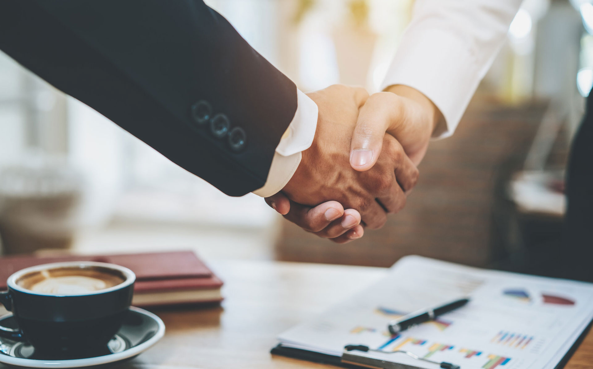 Erfolgreiche Partnerschaft im Versicherungsbereich Zwei Geschäftsmänner schütteln sich die Hand, symbolisch für erfolgreiche Kooperation im Bereich Versicherungen.
